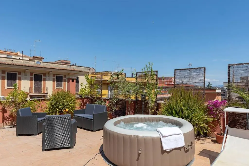Penthouse With Jacuzzi On Private Terrace In Trastevere Rome